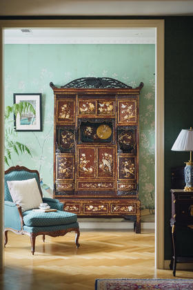 【已售】独角鹿西洋古董1880年代日本明治时期出品吉祥卷叶纹硬木镂雕及描金装饰传统东方花鸟主题芝山镶嵌大型多宝阁