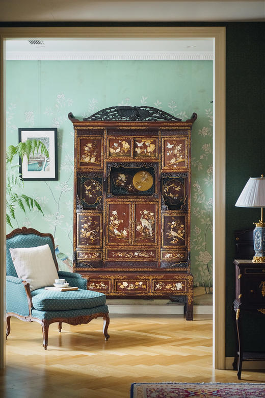 【已售】独角鹿西洋古董1880年代日本明治时期出品吉祥卷叶纹硬木镂雕及描金装饰传统东方花鸟主题芝山镶嵌大型多宝阁 商品图0