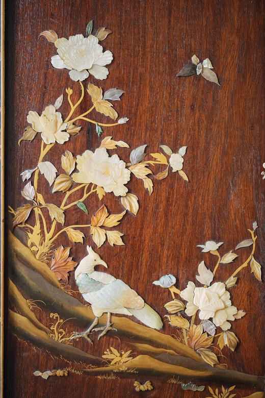 【已售】独角鹿西洋古董1880年代日本明治时期出品吉祥卷叶纹硬木镂雕及描金装饰传统东方花鸟主题芝山镶嵌大型多宝阁 商品图11