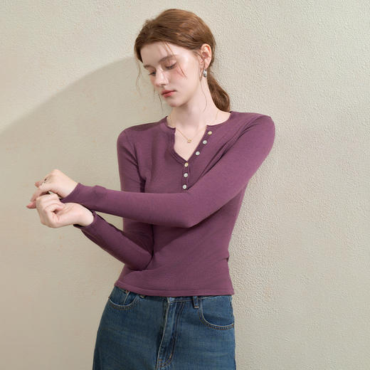西遇纽扣V领长袖针织衫女秋季新款气质修身显瘦打底衫上衣H0055190 商品图4