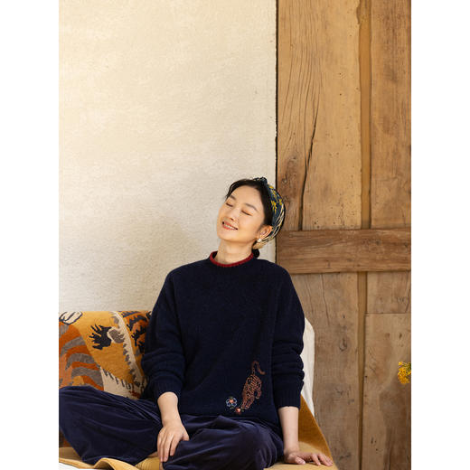 牧衣游原创 羊羔绒混织手工刺绣毛织套头衫软糯轻盈保暖毛衣 轻歌 商品图2