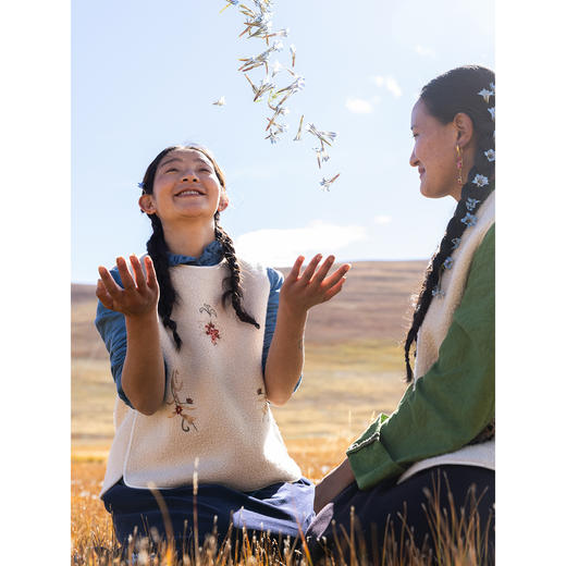 牧衣游原创 羊羔绒机绣马夹女冬季新款细腻柔软文艺保暖开衫 小筑 商品图3