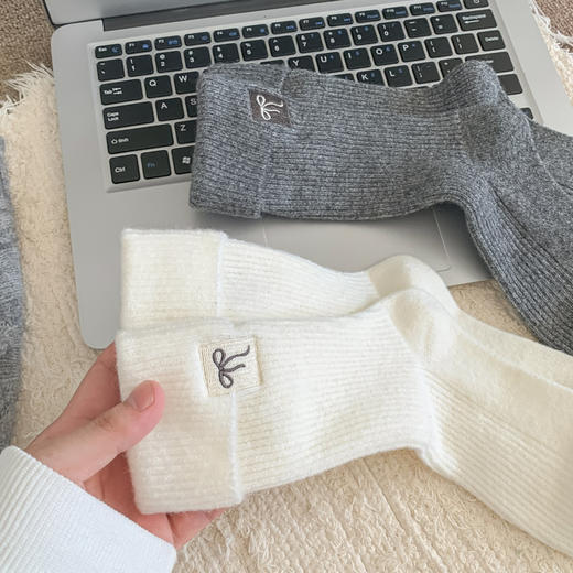 4双一组！暖芙芙羊毛女袜秋冬长筒袜  小爱心、蝴蝶结刺绣+经典条纹 潮流格雷灰色系  超细柔软羊毛 保暖抗寒 商品图3