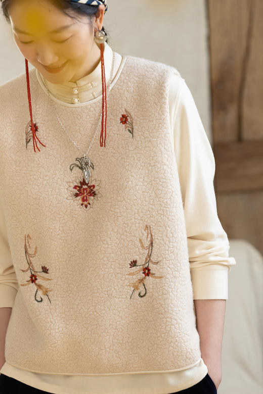 牧衣游原创 羊羔绒机绣马夹女冬季新款细腻柔软文艺保暖开衫 小筑 商品图5