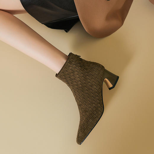 【预售5天】编织真皮尖头中跟短靴女新款时尚气质显瘦粗跟马丁靴单靴YS&0576 商品图1