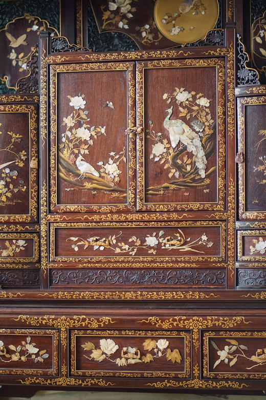 【已售】独角鹿西洋古董1880年代日本明治时期出品吉祥卷叶纹硬木镂雕及描金装饰传统东方花鸟主题芝山镶嵌大型多宝阁 商品图6