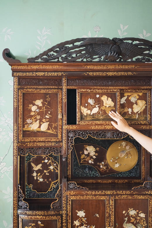 【已售】独角鹿西洋古董1880年代日本明治时期出品吉祥卷叶纹硬木镂雕及描金装饰传统东方花鸟主题芝山镶嵌大型多宝阁 商品图2