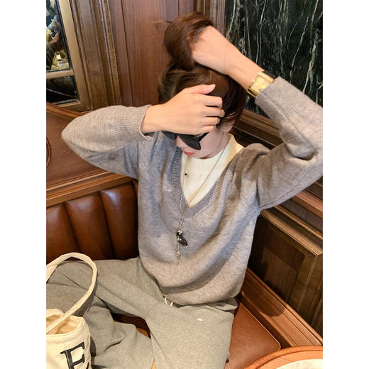 <曾小咸推荐> 灰色V领时尚毛衣女 商品图4