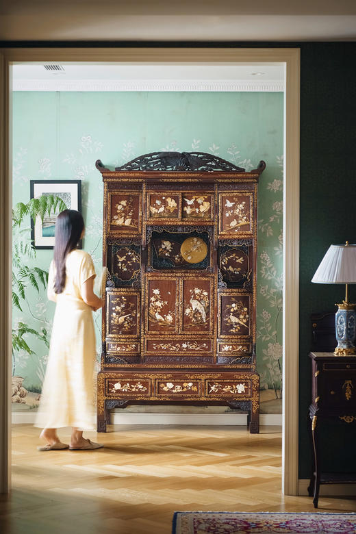 【已售】独角鹿西洋古董1880年代日本明治时期出品吉祥卷叶纹硬木镂雕及描金装饰传统东方花鸟主题芝山镶嵌大型多宝阁 商品图1