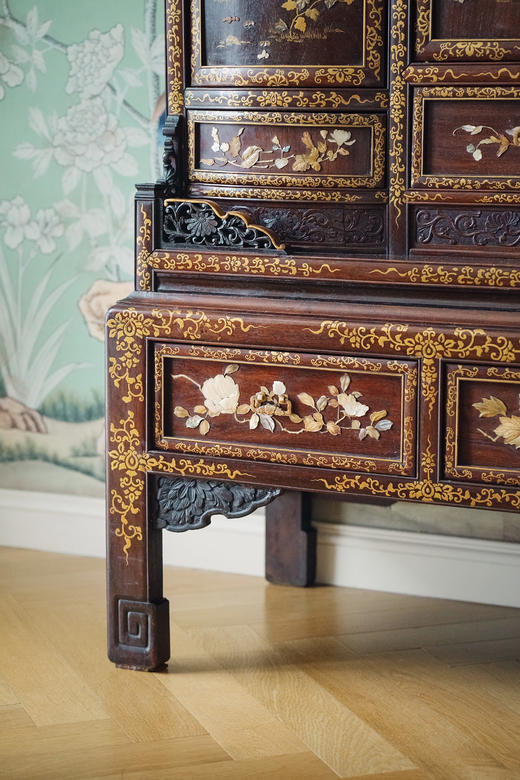 【已售】独角鹿西洋古董1880年代日本明治时期出品吉祥卷叶纹硬木镂雕及描金装饰传统东方花鸟主题芝山镶嵌大型多宝阁 商品图9