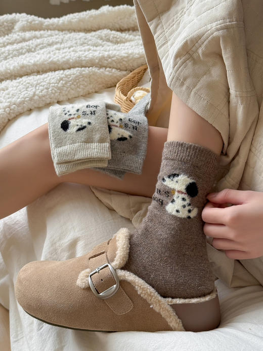 4双一组！暖芙芙羊毛女袜  超可爱植绒小狗、黑白灰经典色系秋冬长筒袜 超细柔软羊毛、保暖抗寒 商品图2