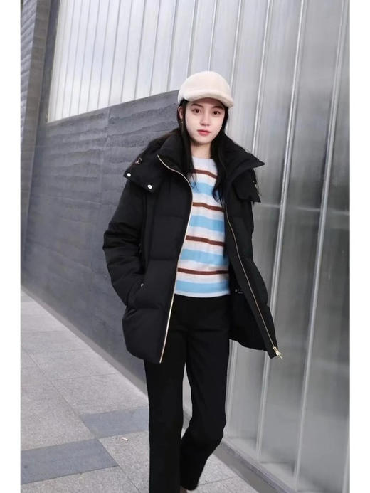 精纺羊毛白鹅绒羽绒服 重磅高暖羽绒 内填高质90鹅绒 恰当松量 周身立体绗缝 甄选100%品质绵羊毛面料 立体微阔袖型 商品图5