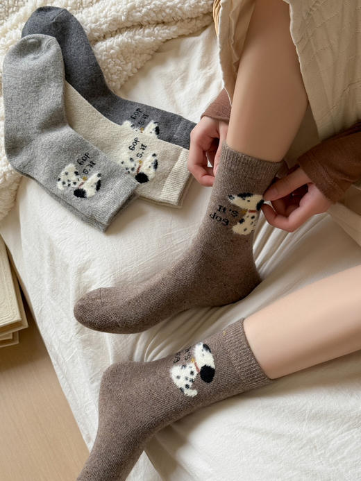 4双一组！暖芙芙羊毛女袜  超可爱植绒小狗、黑白灰经典色系秋冬长筒袜 超细柔软羊毛、保暖抗寒 商品图1