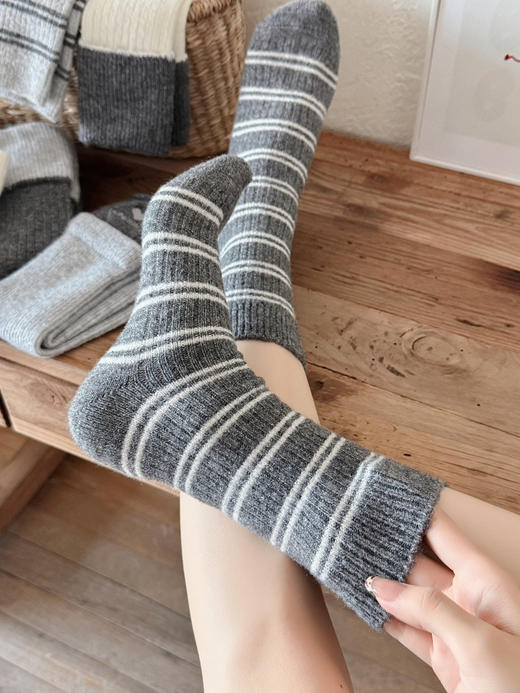 4双一组！暖芙芙羊毛女袜秋冬长筒袜  小爱心、蝴蝶结刺绣+经典条纹 潮流格雷灰色系  超细柔软羊毛 保暖抗寒 商品图5