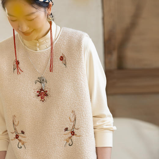 牧衣游原创 羊羔绒机绣马夹女冬季新款细腻柔软文艺保暖开衫 小筑 商品图0