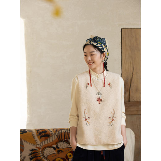 牧衣游原创 羊羔绒机绣马夹女冬季新款细腻柔软文艺保暖开衫 小筑 商品图2