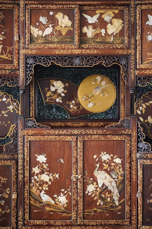 【已售】独角鹿西洋古董1880年代日本明治时期出品吉祥卷叶纹硬木镂雕及描金装饰传统东方花鸟主题芝山镶嵌大型多宝阁 商品图3