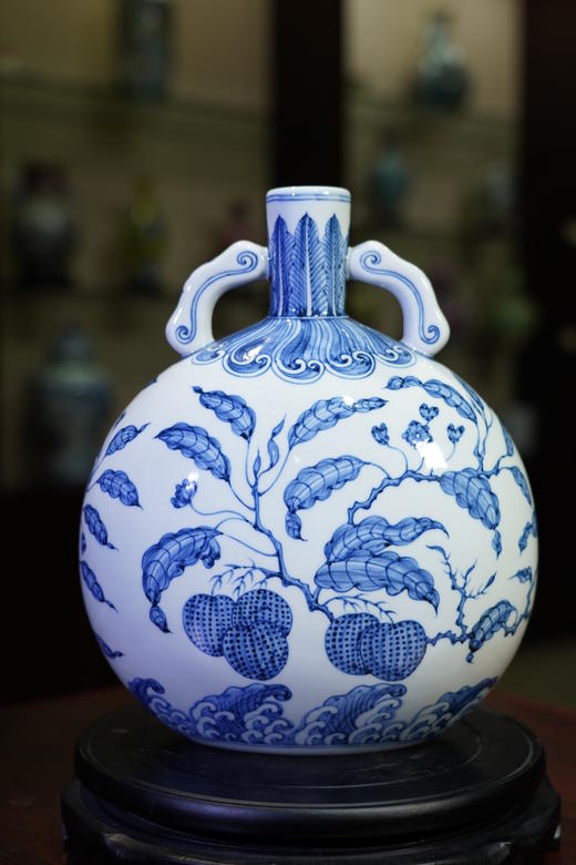 青花荔枝纹双耳扁瓶 商品图0