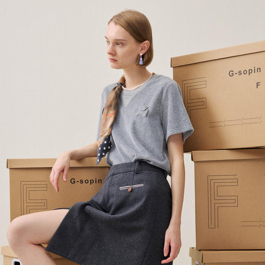 谜底V领T恤短袖2025年冬季新品立体绒花原创小马章仔女254MT1486 商品图1