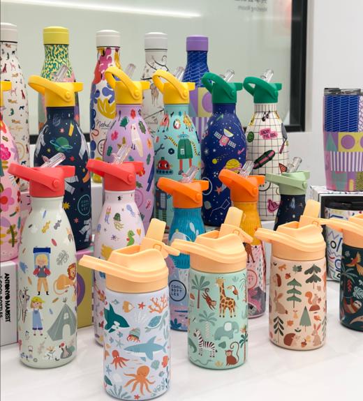 【🥳礼物精选🎁】西班牙惊奇世界保温杯家族限时返场❗4.9加购礼品袋、杯套限时抢购】N款花色+304不锈钢，安全无毒，保热保冷，萌趣图案随心选！咖啡杯/吸管杯/保温杯五种容量可选！ 商品图0