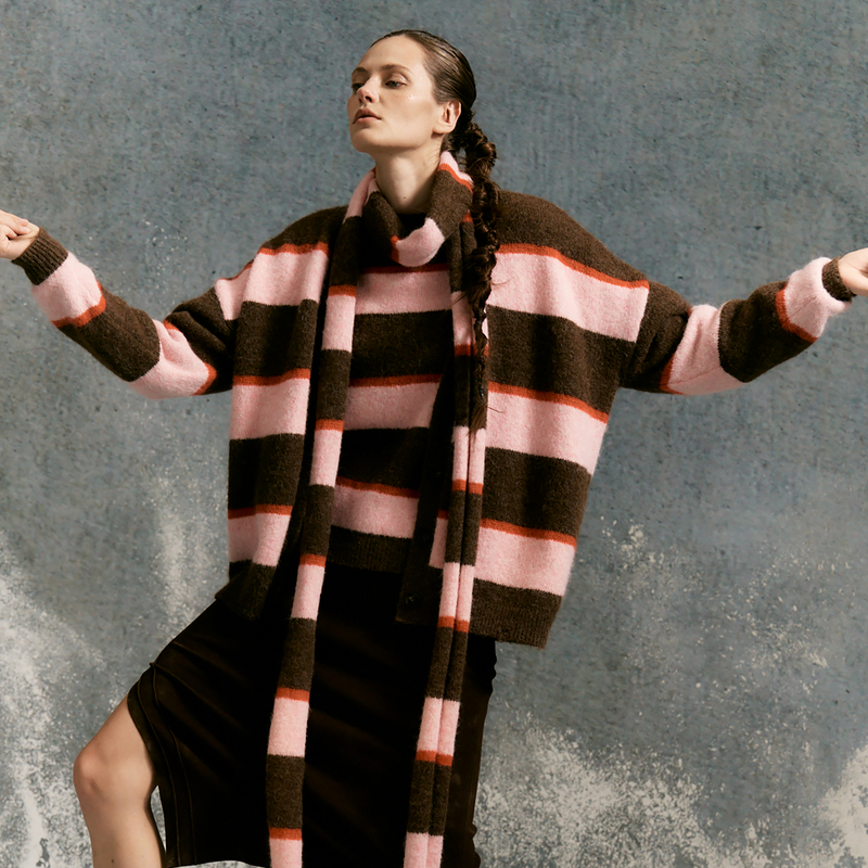 谜底V领针织开衫长袖2025年冬季新品亲肤柔滑条纹毛衣女254MZ1905