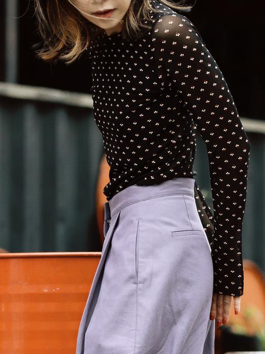 TYNVIE 黑色迷你花卉透视袖上衣 商品图6