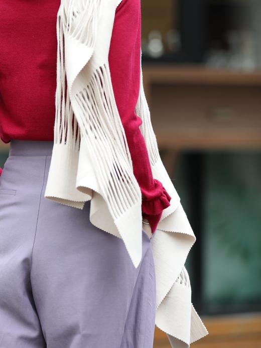 TYNVIE 浅灰色镂空纹理羊绒羊毛围巾 商品图5