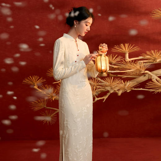 三彩【白雪红梅】2025冬季新款修身连衣裙开叉收腰长裙C 商品图3