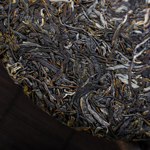 仅供0.08%茶友【boss级秒杀神品】行业顶尖稀缺；凤凰窝“猫耳朵树种”2025年易武头春古树纯料压制；357g/饼 商品图2