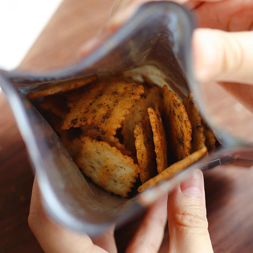 【29.9元6袋】【空空脆饼干】 每一块都裹满了粉 够入味  轻薄酥脆 商品图5