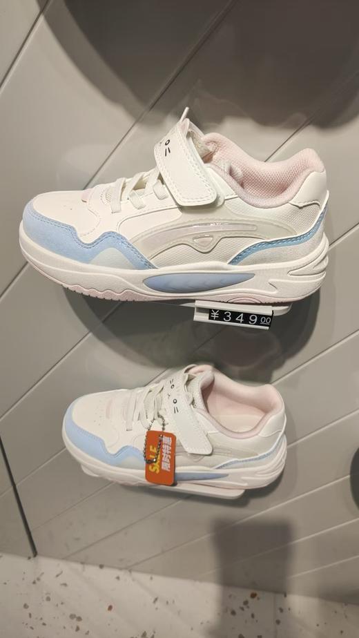 【春上新】【6.8折】8楼 安踏儿童女小童板鞋2025秋季新款舒适防滑耐磨儿童犟弹闪灯休闲板鞋 吊牌价：349 活动价：237.32 商品图3