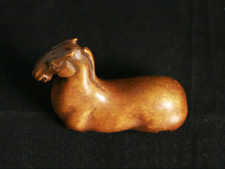 仿汉卧马镇纸，徐州博物馆授权复制！190克精致铜马，可作镇纸、笔搁、把玩等！购此好马，2026马到功成！