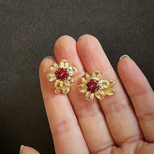 BY EVITA系列 花语 18K镶天然尖晶石和黄色蓝宝石 耳钉 商品图1