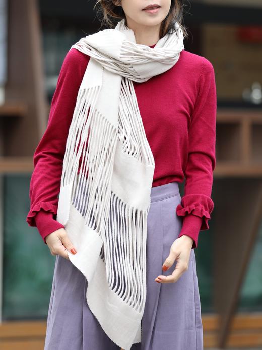 TYNVIE 浅灰色镂空纹理羊绒羊毛围巾 商品图0