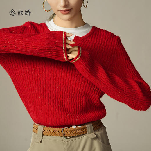 【商场同款】CNK4982 “魅力绞花毛衫”喜庆中国红 经典H版型 松弛有度 圆V领型视觉拉长颈部线条 精致造型金属扣 软糯亲肤毛衣 商品图7
