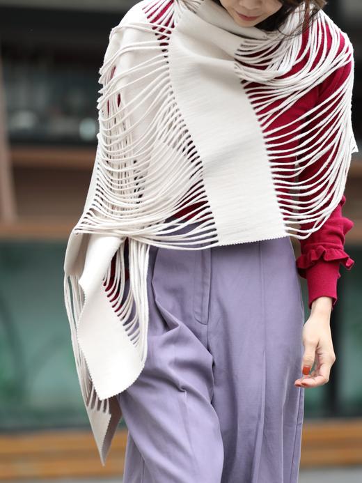 TYNVIE 浅灰色镂空纹理羊绒羊毛围巾 商品图4