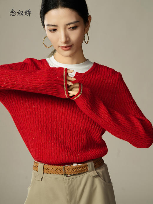 【商场同款】CNK4982 “魅力绞花毛衫”喜庆中国红 经典H版型 松弛有度 圆V领型视觉拉长颈部线条 精致造型金属扣 软糯亲肤毛衣 商品图8