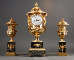 独角鹿西洋古董1800–1810年代法国Ridel工坊出品新古典主义风格大理石底座装饰神话人物主题铜鎏金精雕美第奇樽造型座钟及带盖樽三件套