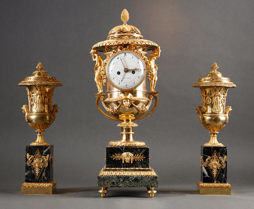 独角鹿西洋古董1800–1810年代法国Ridel工坊出品新古典主义风格大理石底座装饰神话人物主题铜鎏金精雕美第奇樽造型座钟及带盖樽三件套 商品图0