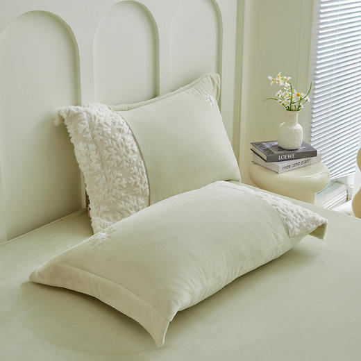 多喜爱 高克重兔兔绒四件套雪绒绒 hl【高克重暖绒】【7.8度升温】蓬松厚实 刺绣工艺 抑菌防螨 商品图5