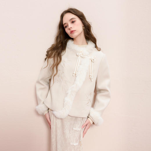 三彩【霜华轻染】2025冬季新款呢大衣绣花盘扣毛呢外套宽松短款C 商品图2