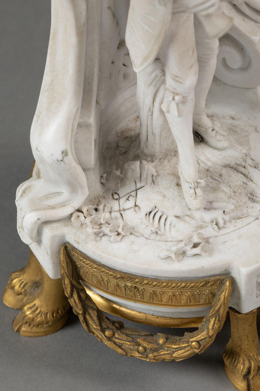 独角鹿西洋古董19世纪末法国出品卷叶纹铜鎏金精雕装饰古典人物主题素胎瓷雕座钟烛台三件套 商品图12