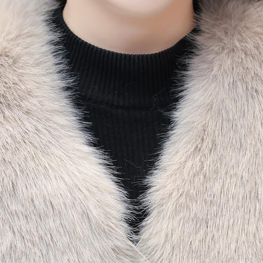 LRX-5CMJM2303-Y皮毛一体外套秋冬季女装仿貂绒保暖厚款PU皮拼结毛绒大衣 商品图3