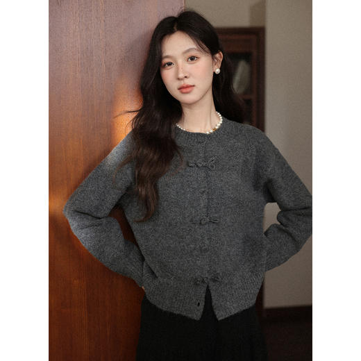 鹿向南「崧灰雾色」小众灰色圆领宽松毛衣女秋慵懒风长袖针织开衫 商品图4