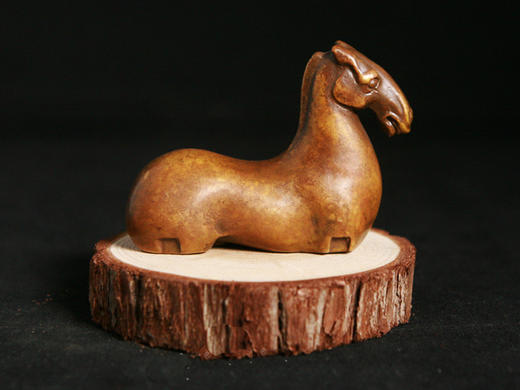 仿汉卧马镇纸，徐州博物馆授权复制！190克精致铜马，可作镇纸、笔搁、把玩等！购此好马，2026马到功成！ 商品图1