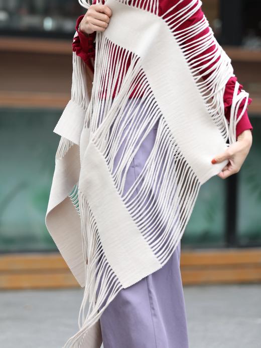 TYNVIE 浅灰色镂空纹理羊绒羊毛围巾 商品图3