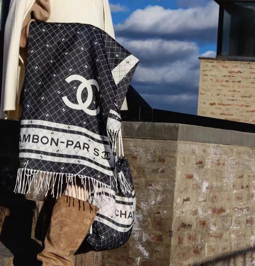 一套难求    香nn双面精密提花围巾披肩   配收纳袋  桑蚕丝棉混纺   410克重磅披肩围巾 商品图1