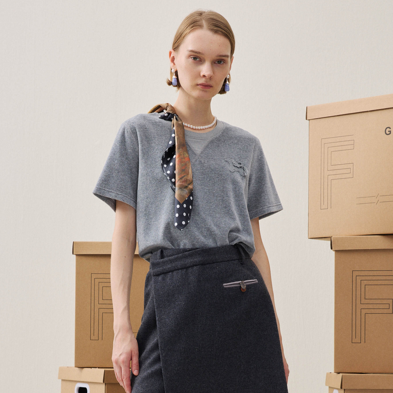 谜底V领T恤短袖2025年冬季新品立体绒花原创小马章仔女254MT1486