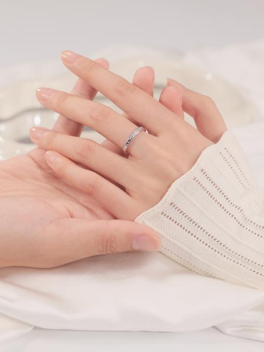 【999足银|发光】卡蒂罗KADER 甜蜜锁定情侣对戒 小众原创设计轻奢英文独特爱意氛围感可调节素圈一对 爱意交织恋爱告白周年纪念日 商品图7