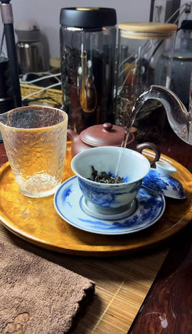 泡一杯热茶，熏一炉好香。唯有热爱，可抵岁月漫长。